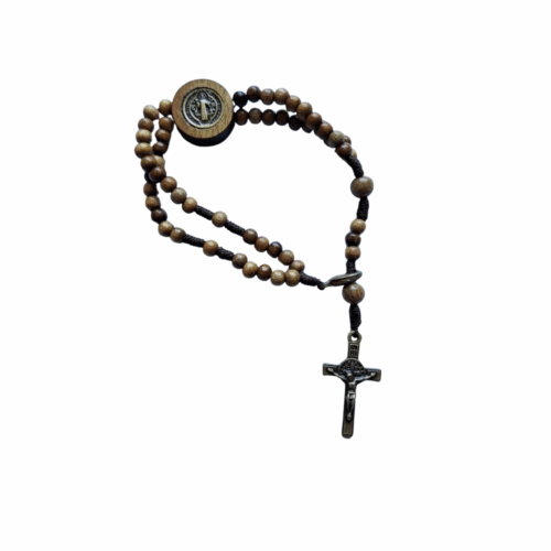Pulseira terço madeira imbuia com crucifixo e medalha São Bento