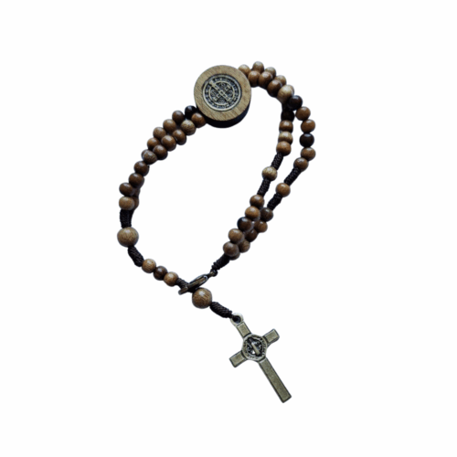 Pulseira terço madeira imbuia com crucifixo e medalha São Bento - Imagem 3